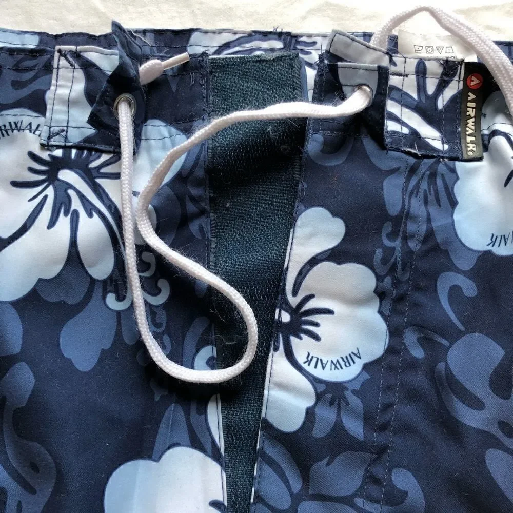 Airwalk board shorts blue and white, lined NWOT 2XL 3 pockets velcro closure